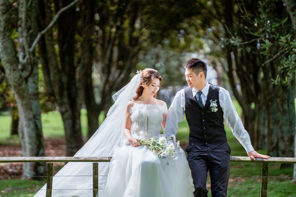 Beautiful outdoor wedding photography of a couple among green trees at One Tree Hill, by an Auckland wedding photographer.