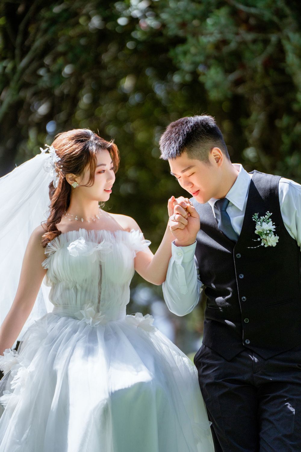 Beautiful outdoor wedding photography of a couple among green trees at One Tree Hill, by an Auckland wedding photographer.