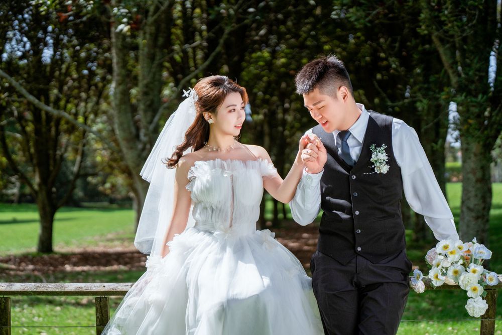 Beautiful outdoor wedding photography of a couple among green trees at One Tree Hill, by an Auckland wedding photographer.