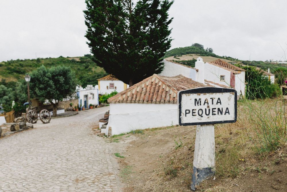 Groom with parents during preparations in Aldeia da Mata Pequena