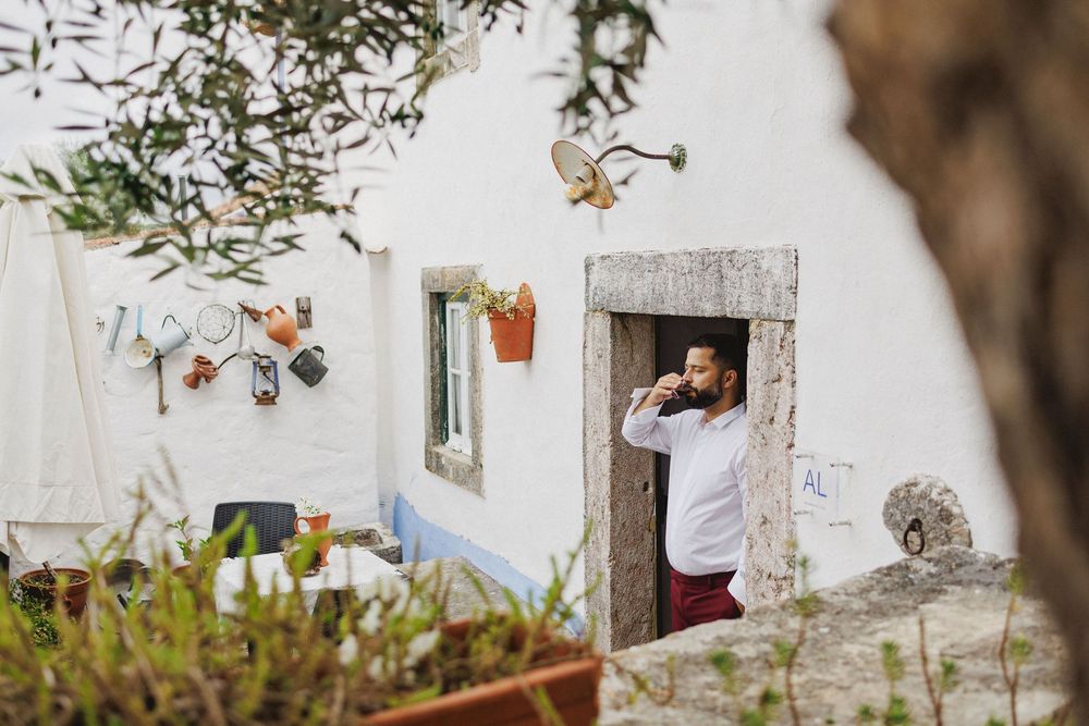 Groom with parents during preparations in Aldeia da Mata Pequena