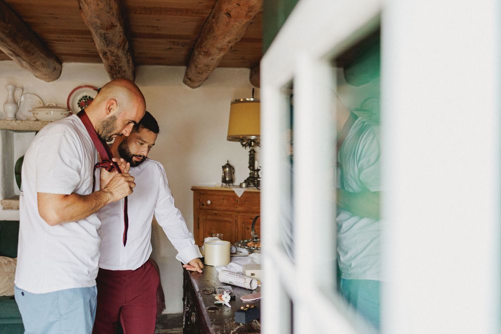 Groom with parents during preparations in Aldeia da Mata Pequena