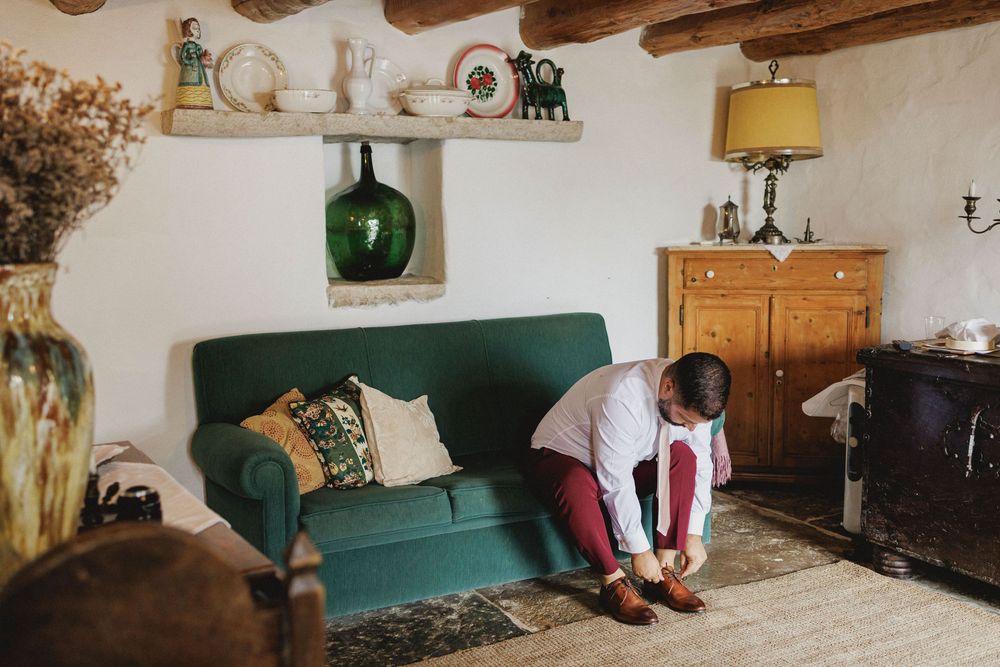 Groom with parents during preparations in Aldeia da Mata Pequena
