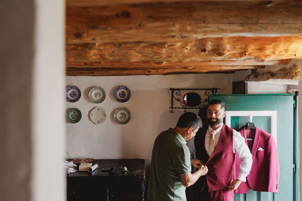 Groom with parents during preparations in Aldeia da Mata Pequena