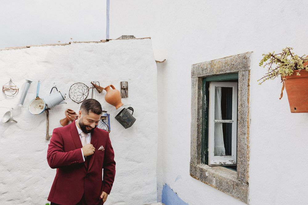 Groom with parents during preparations in Aldeia da Mata Pequena