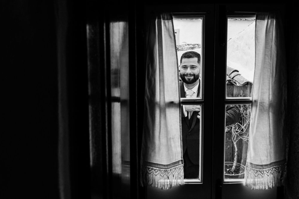 Groom with parents during preparations in Aldeia da Mata Pequena