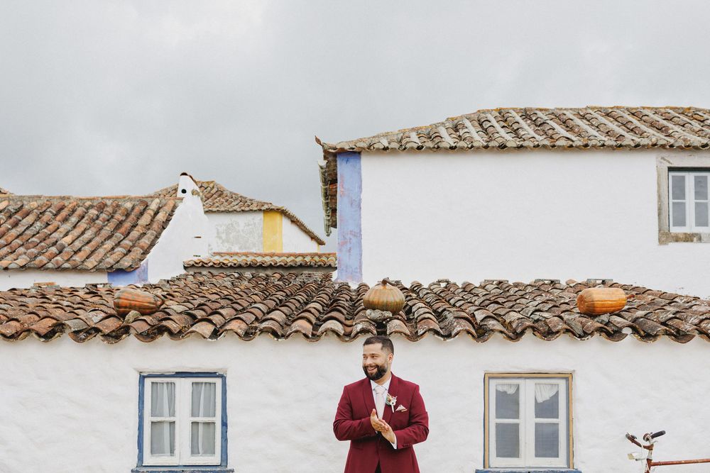 Groom with parents during preparations in Aldeia da Mata Pequena