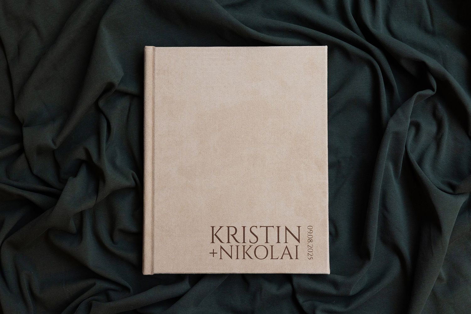 Albumet i 24x30 cm, med mocca beige cover og laser gravering. Helt nydelig!
