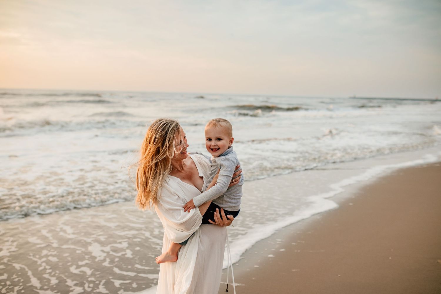 zwangerschap fotoshoot strand scheveningen bij zonsondergang