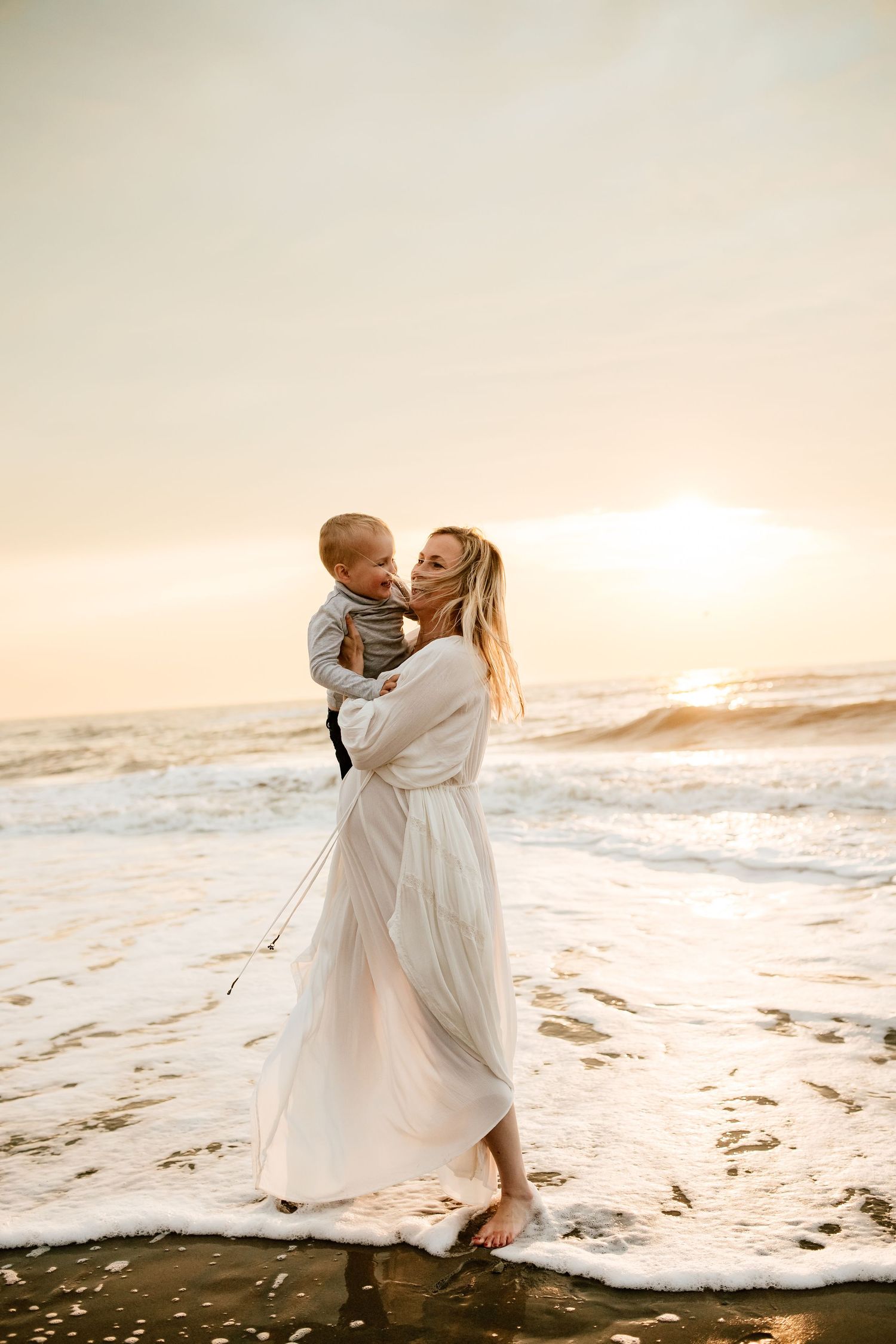 zwangerschap fotoshoot strand scheveningen bij zonsondergang