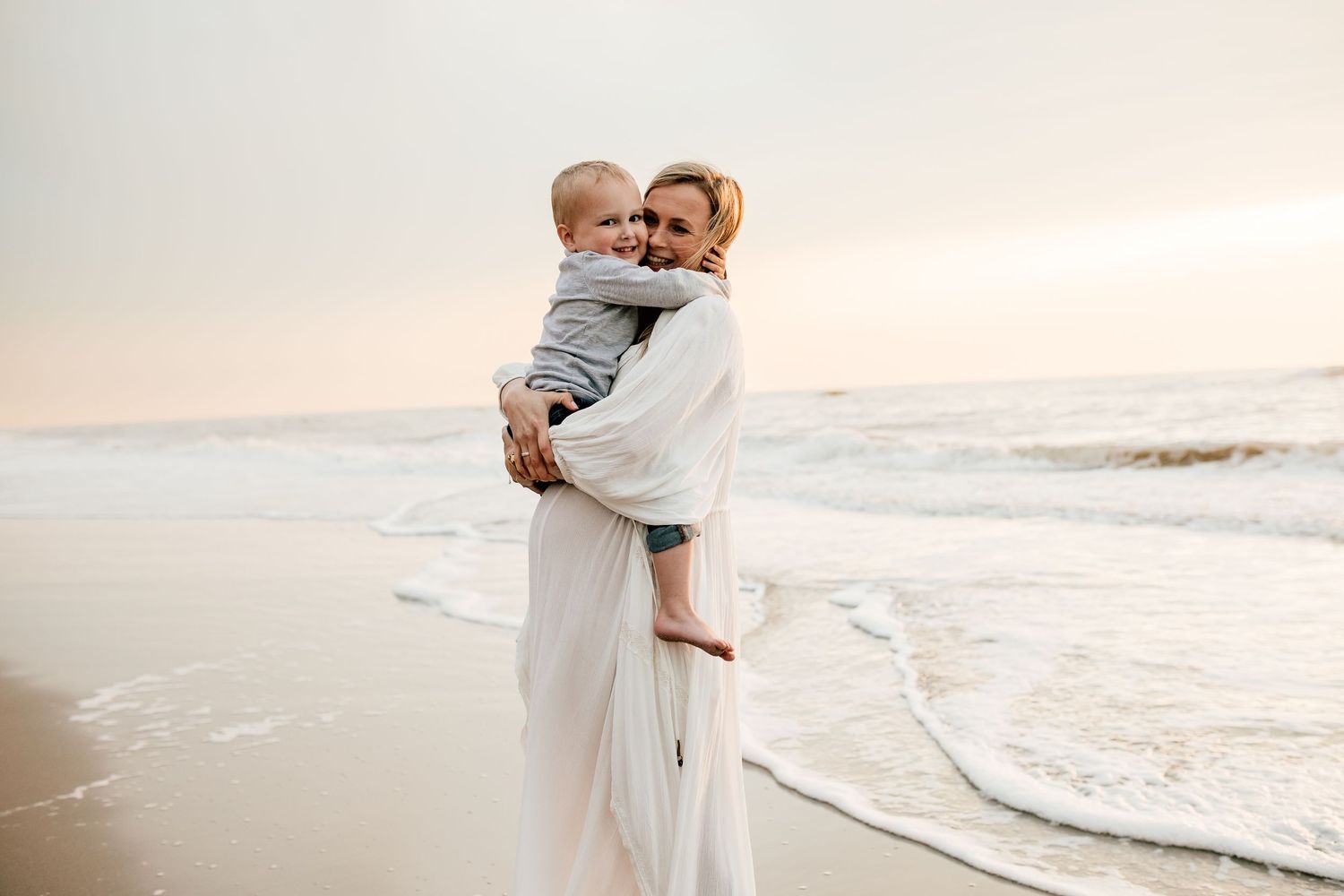 zwangerschap fotoshoot strand scheveningen bij zonsondergang