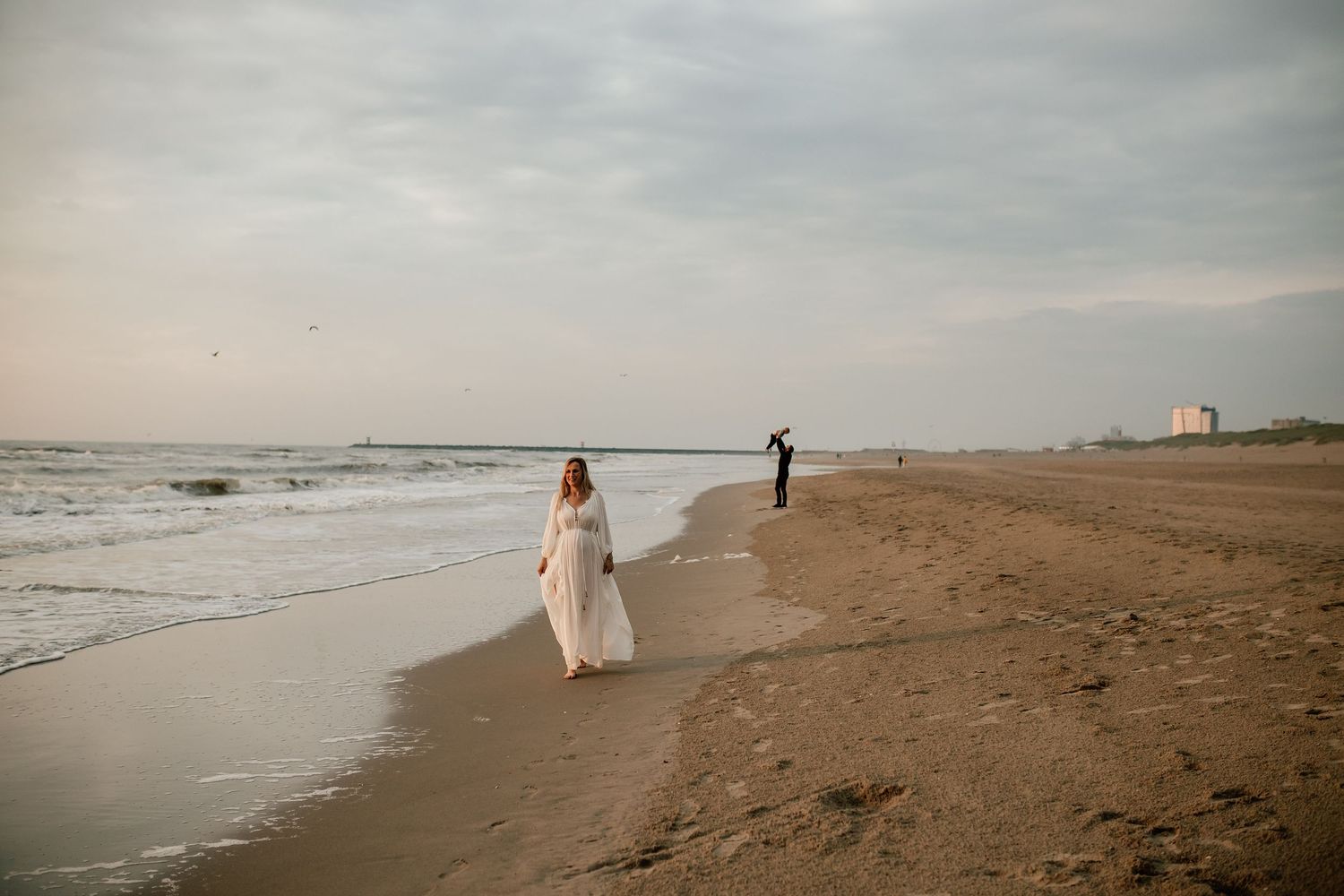 zwangerschap fotoshoot strand scheveningen bij zonsondergang