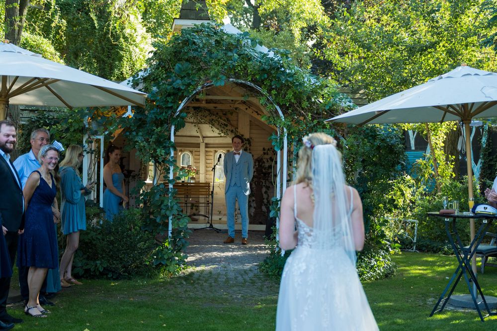 Zweitägige Hochzeit Berlin – Bräutigam wartet auf seine Braut bei der freien Trauung im Garten