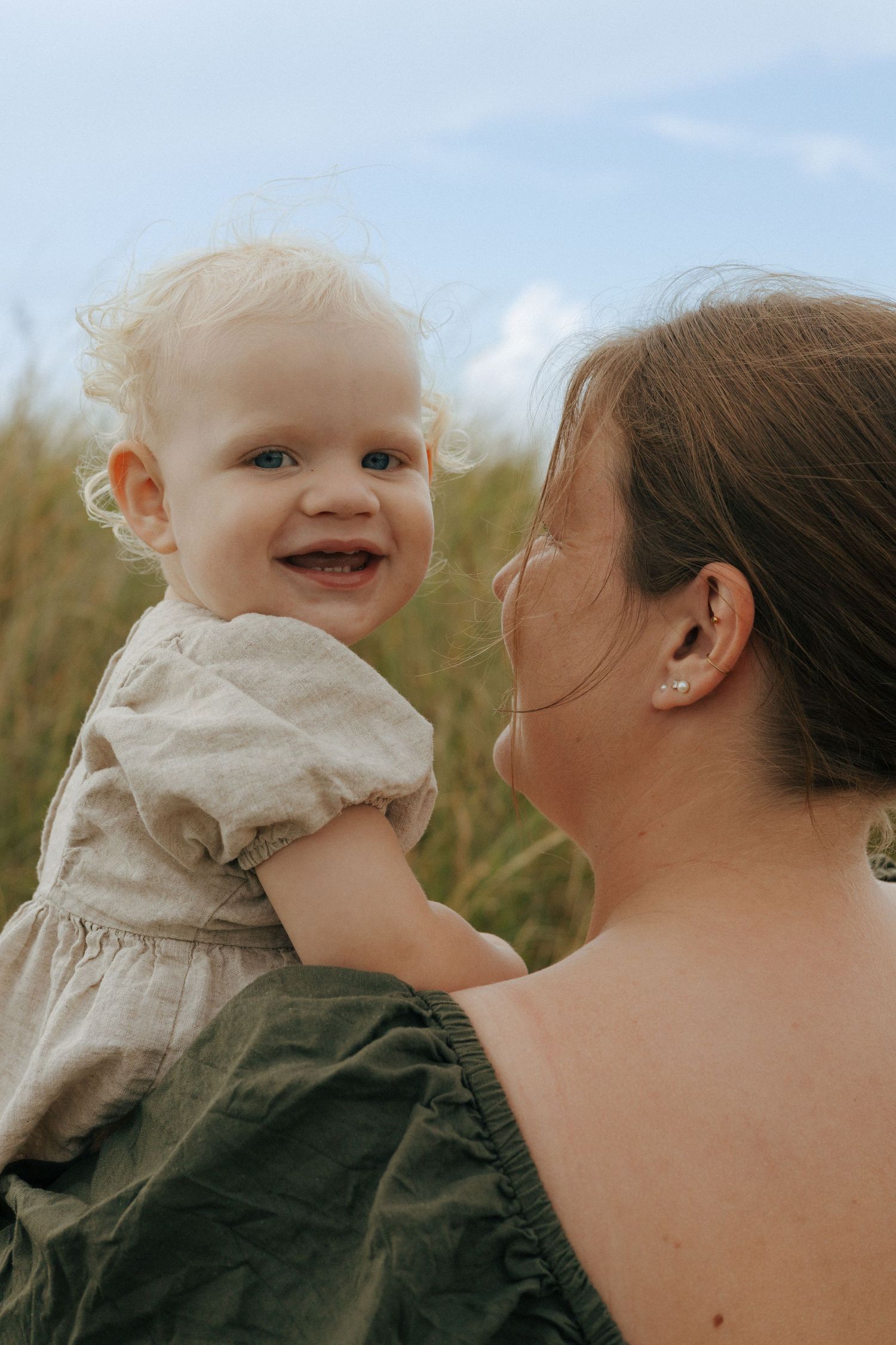 I Randers fandt vi den smukkeste lokation, lille Agnete var klar på leg og sjov langs vandkanten. Jeg elsker mit liv som fotograf