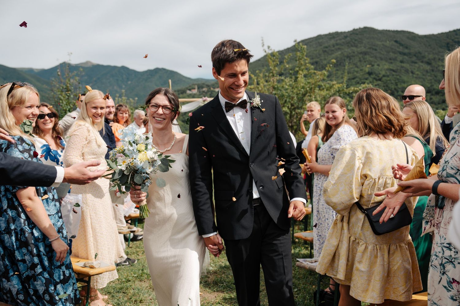 Matrimonio danese celebrato in lunigiana a Fivizzano navata degli sposi con i petali di fiore