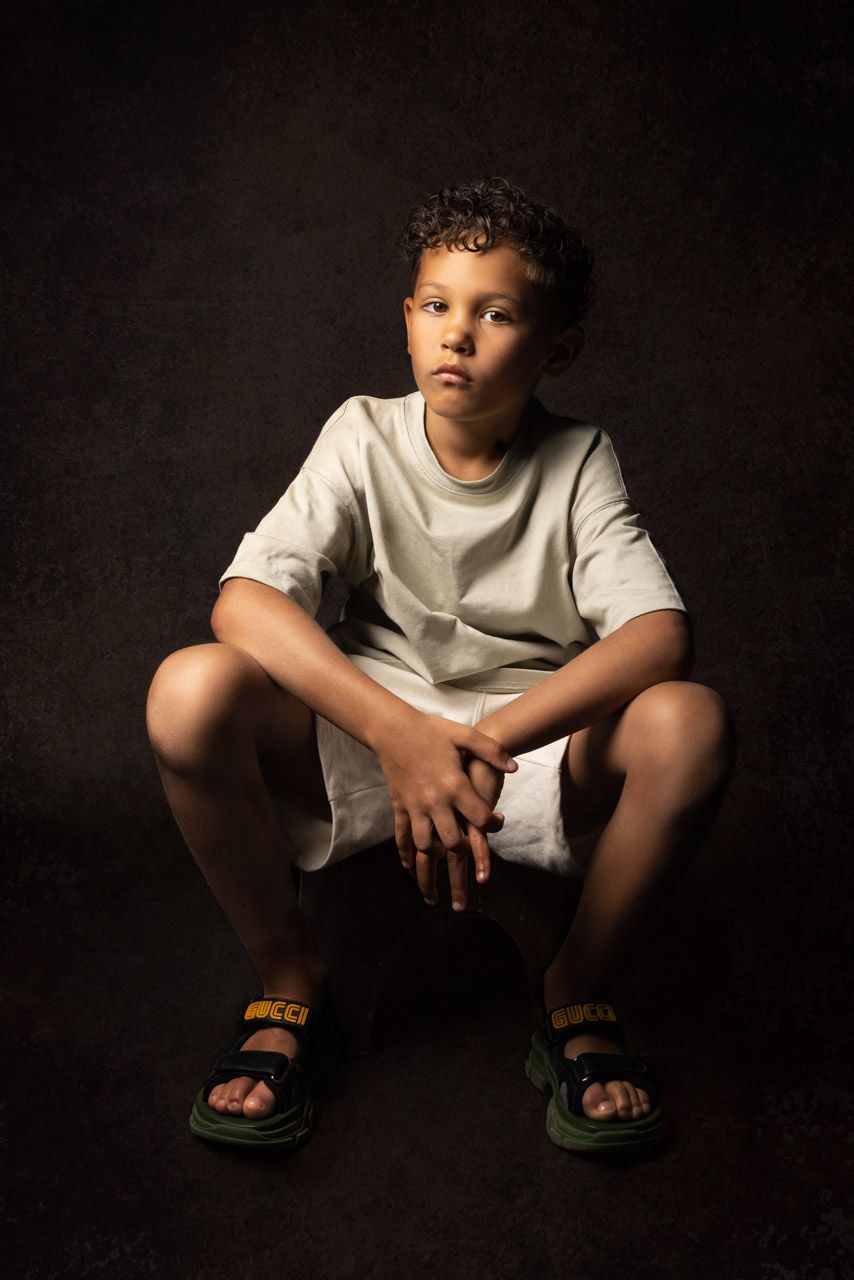 creatief portret jongen zittend