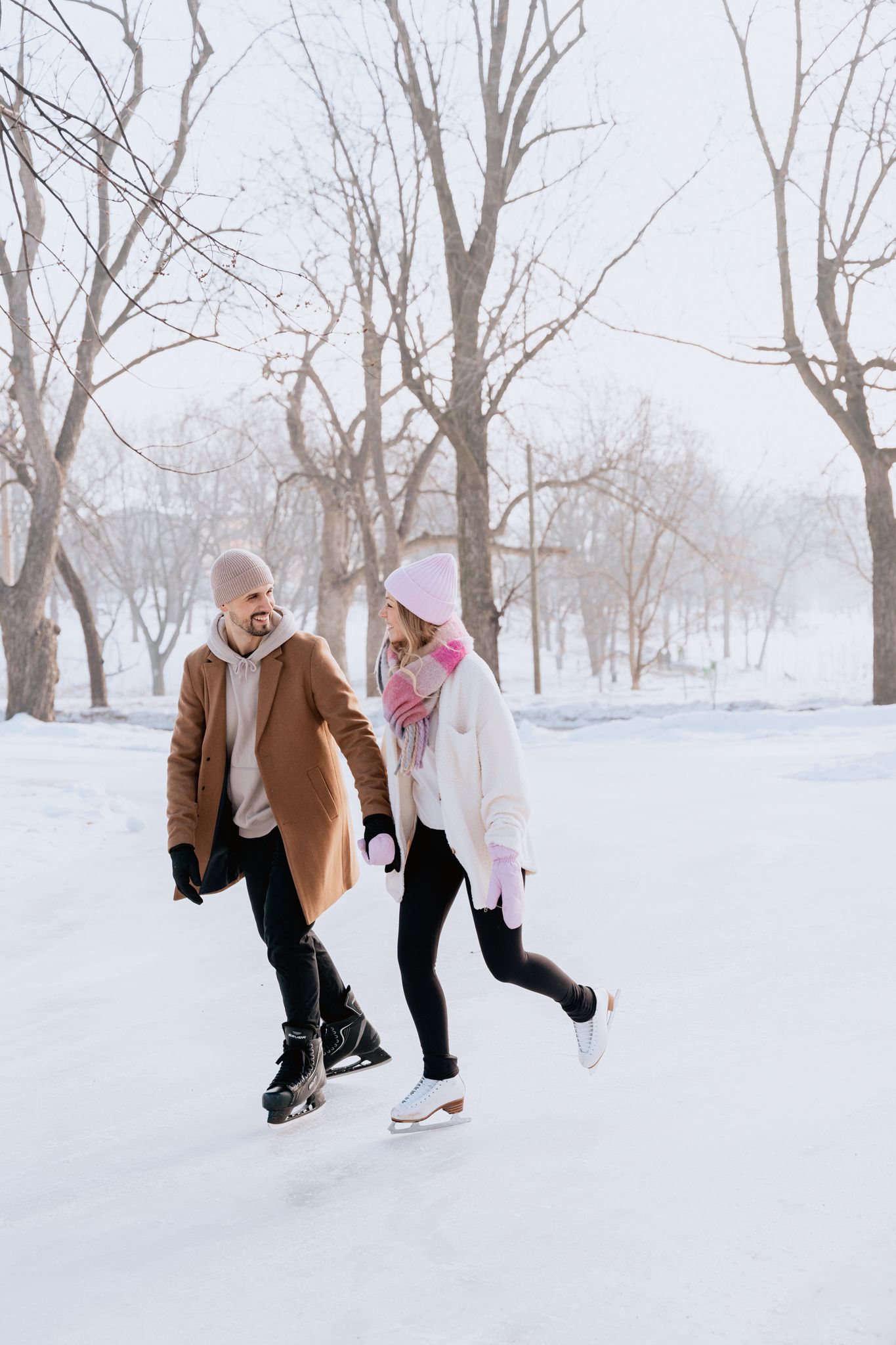 Un couple qui patine main dans la main pendant leur séance photo de la Saint-Valentin à Montréal.