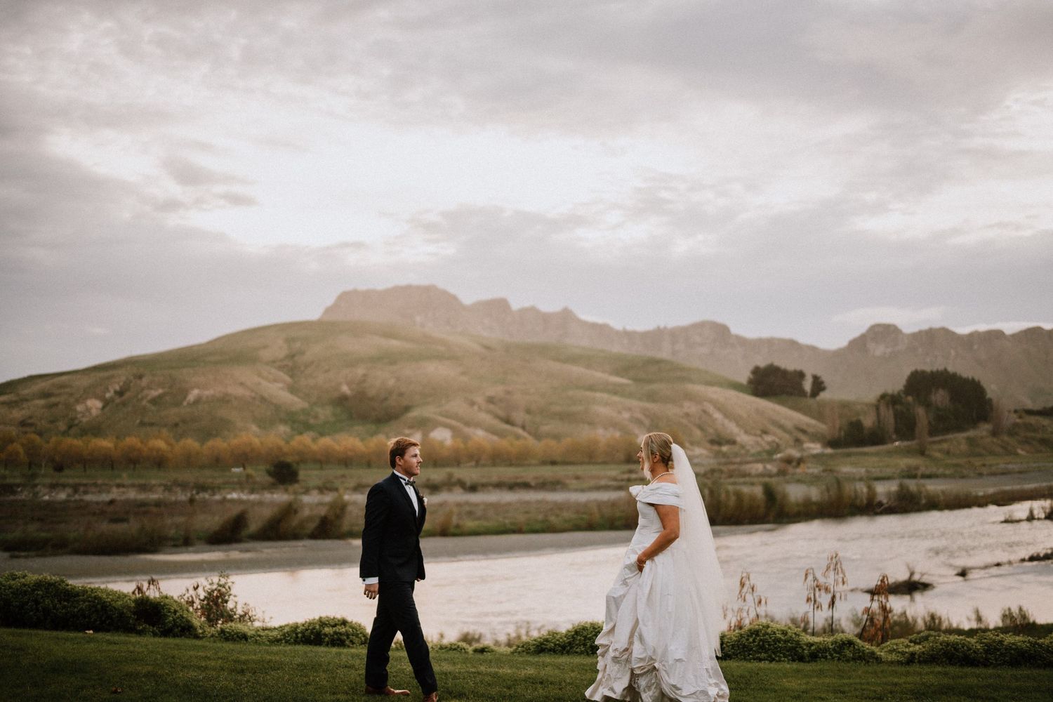 Hawkes Bay Photographer, Hawkes Bay Wedding Photographer, Black Barn River Room Wedding, Tukutuki River, Bride and Groom
