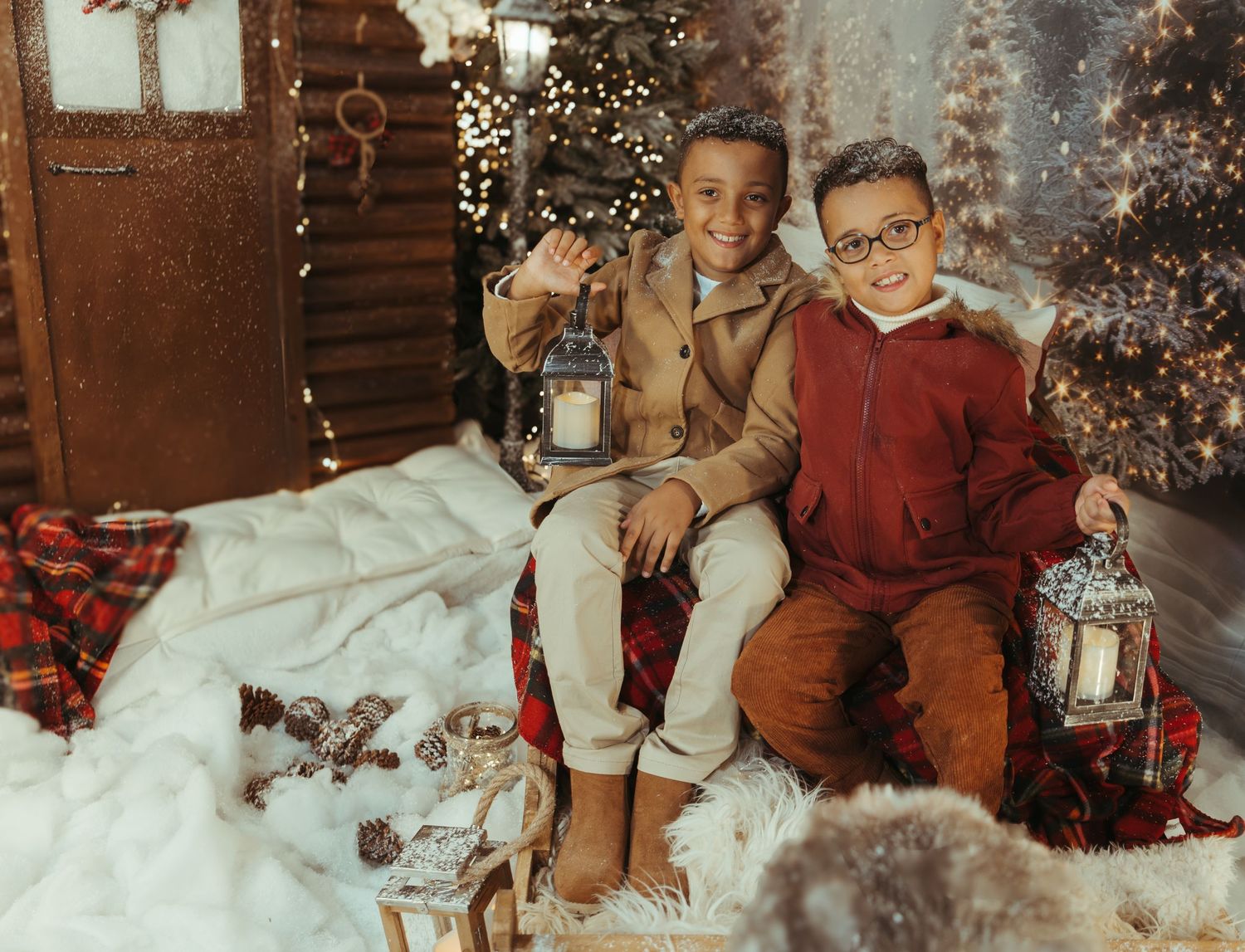 Sesión de Navidad en Valencia | Niños en un trineo | Reportajes de Navidad Valencia | Fotos navideñas valencia
