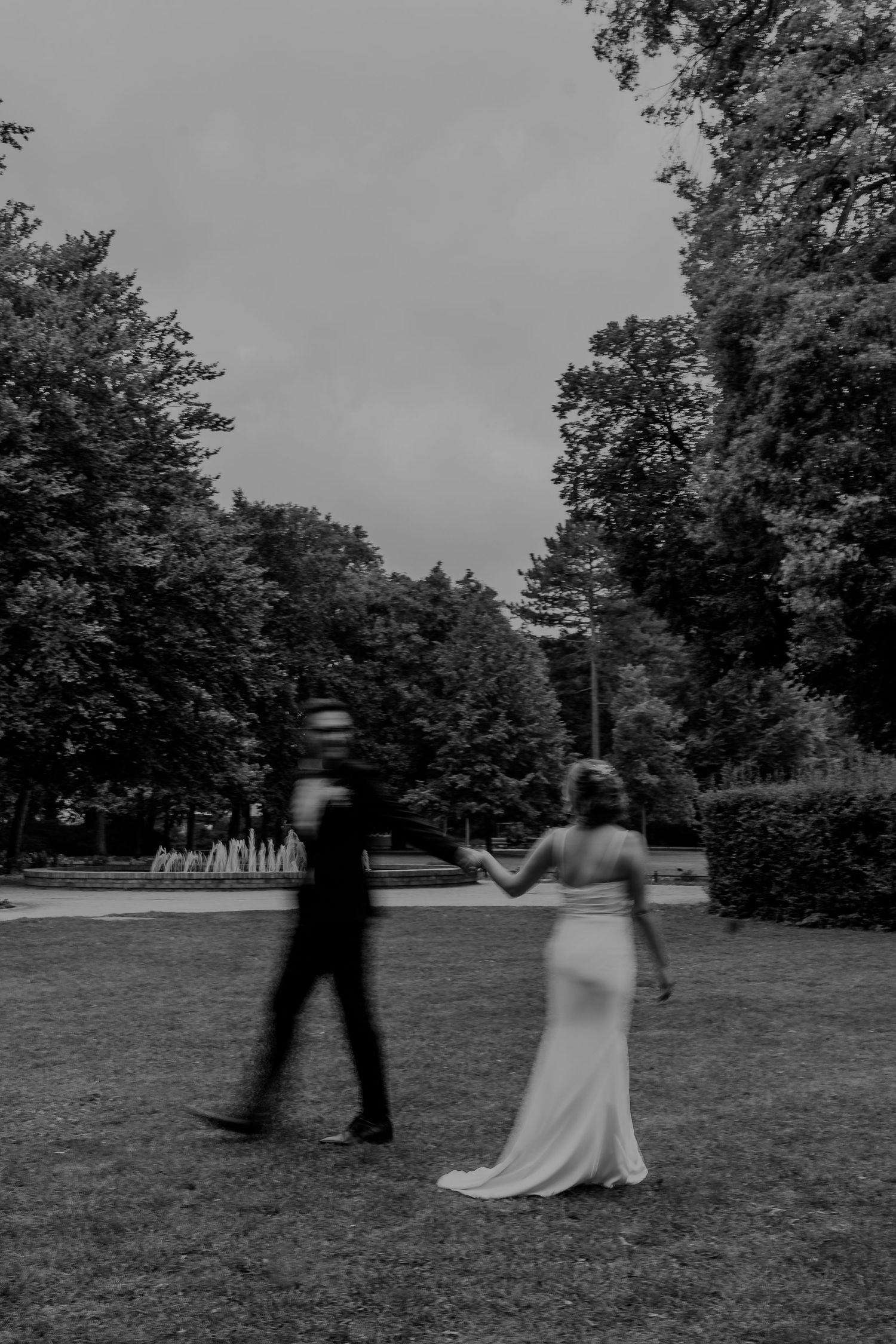 Brautpaarshooting, Hochzeitsfotos von der Hochzeitsfotografin Sedef Yilmaz Berlin. Das Brautpaar hält sich an den Händen. Moderne Emotionen.
