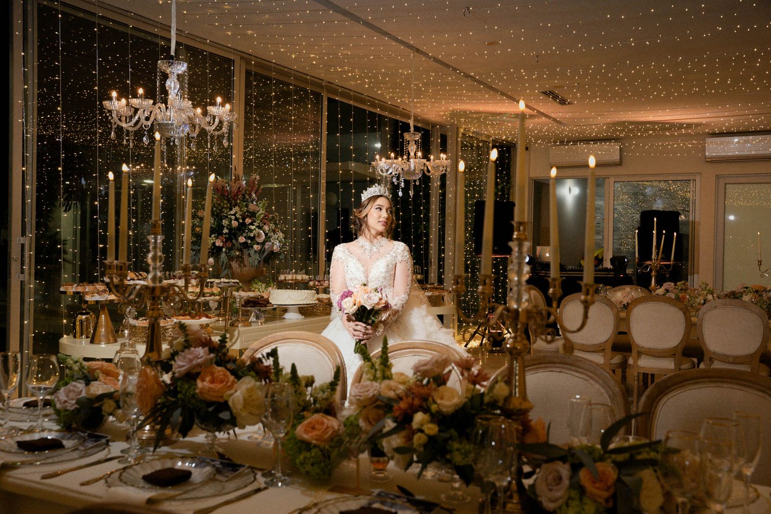 Retrato de la novia en los preparativos de su boda campestre dentro de una exclusiva casa de campo en Valledupar.