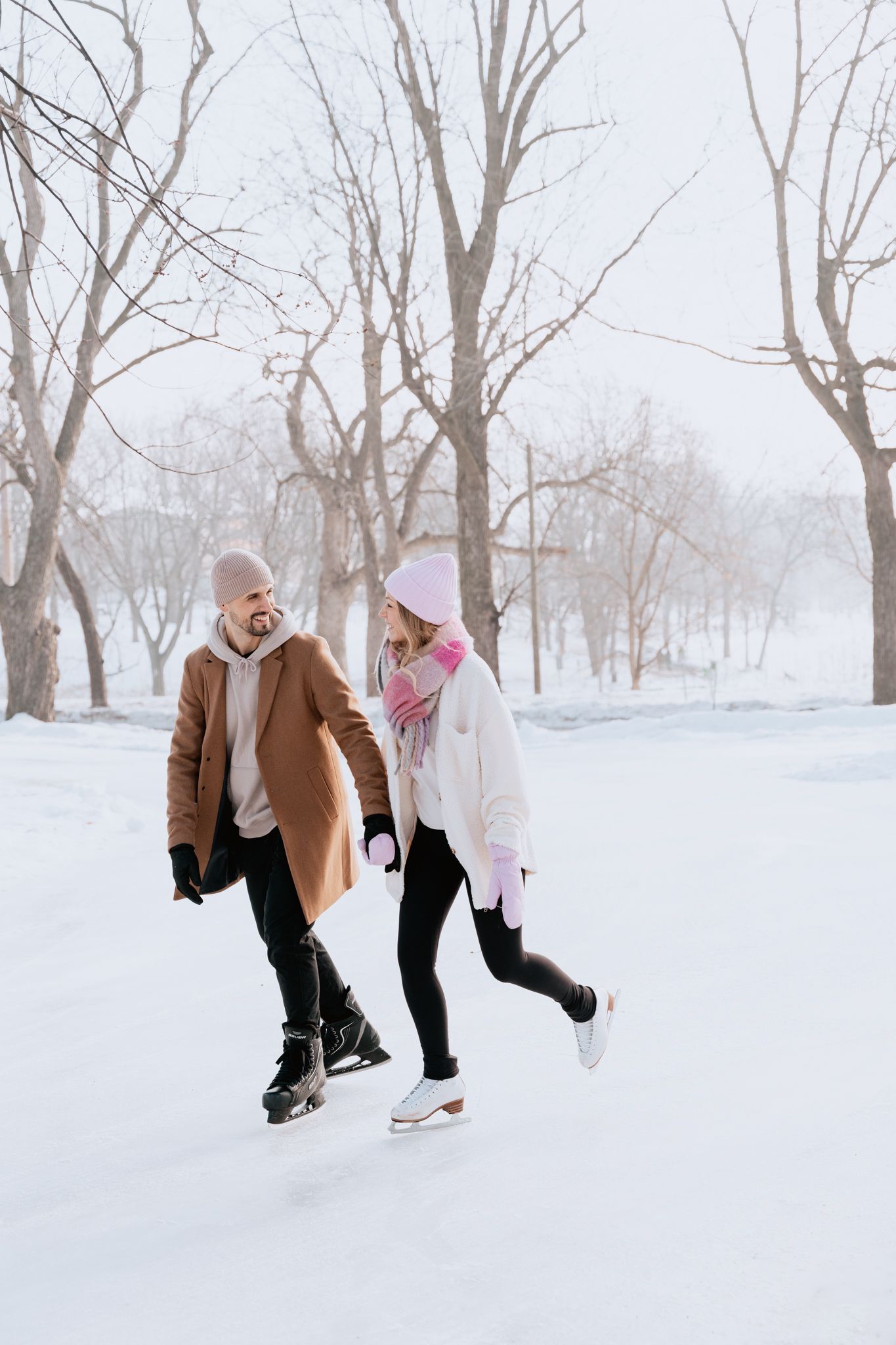 Séance photo de couple à la patinoire du parc La Fontaine de Montréal