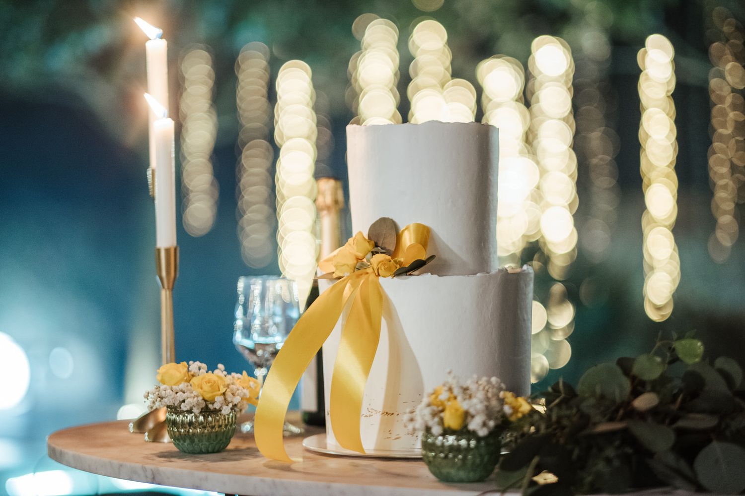 Elegant wedding table setting with candlelight and bokeh lighting effects.
