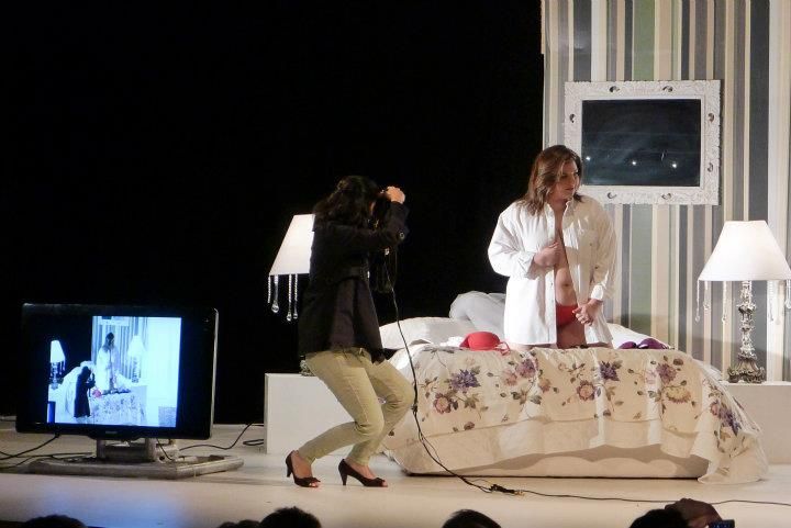Fernanda Marques realiza uma demonstração ao vivo de ensaio boudoir no palco do Nu Photo Conference.