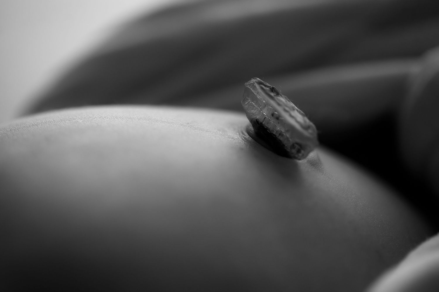 Black and white closeup image of newborn baby's umbilical stump.