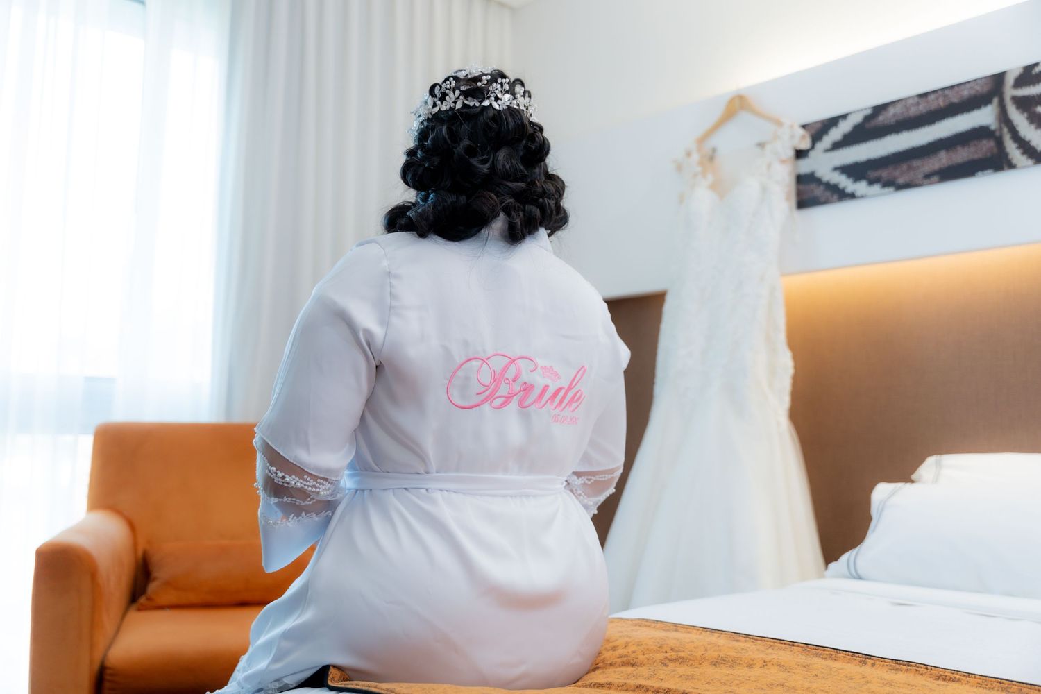 Imagen de un hermoso vestido de novia sencillo y elegante, perfecto para una boda en la playa en el 2024.