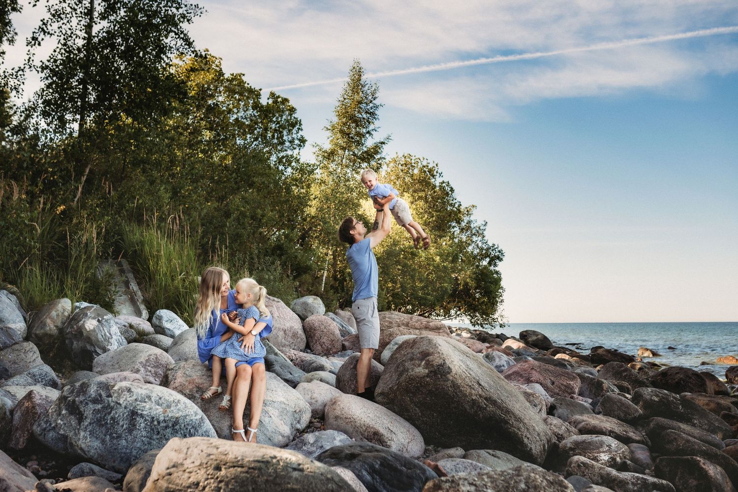 perepildid looduses, perefotograaf, lõbusad lastefotod, pildistamine Paljassaares, fotograaf Mai Harak