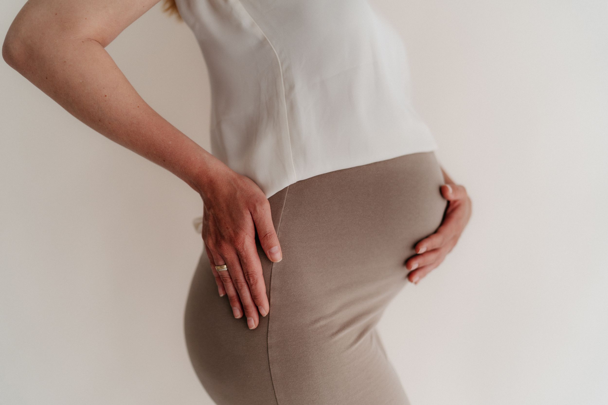 Babybauch einer Mutter während des Babybauchshootings und Maternity Shoot in Hannover.