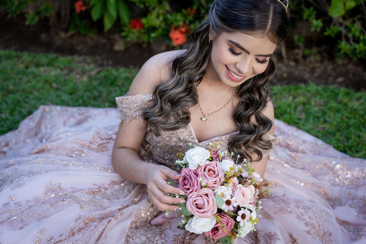 Imagen de un impresionante vestido de quinceañera, reflejando la elegancia y el estilo de las tendencias del 2024.
