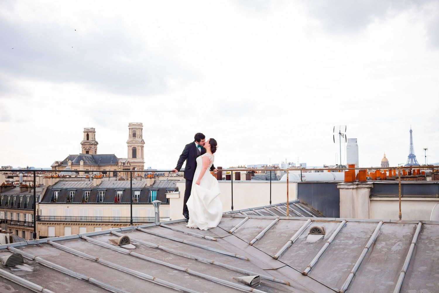 Photographe de mariage sur toits de Paris