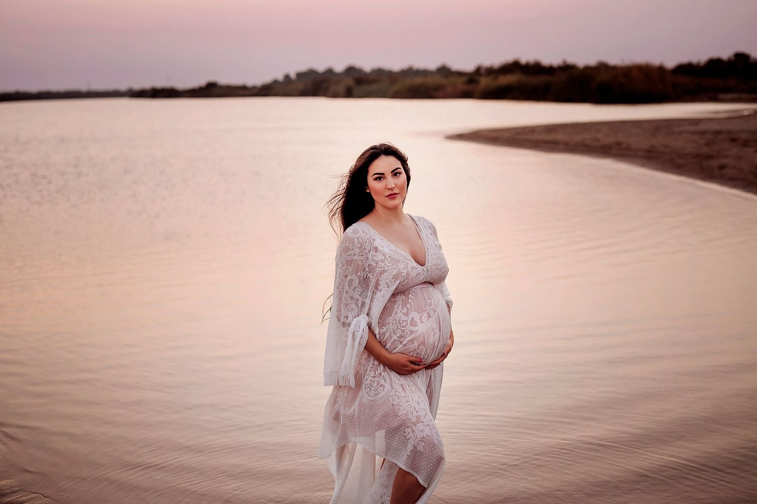 donna incinta in posa per un servizio fotografico di gravidanza