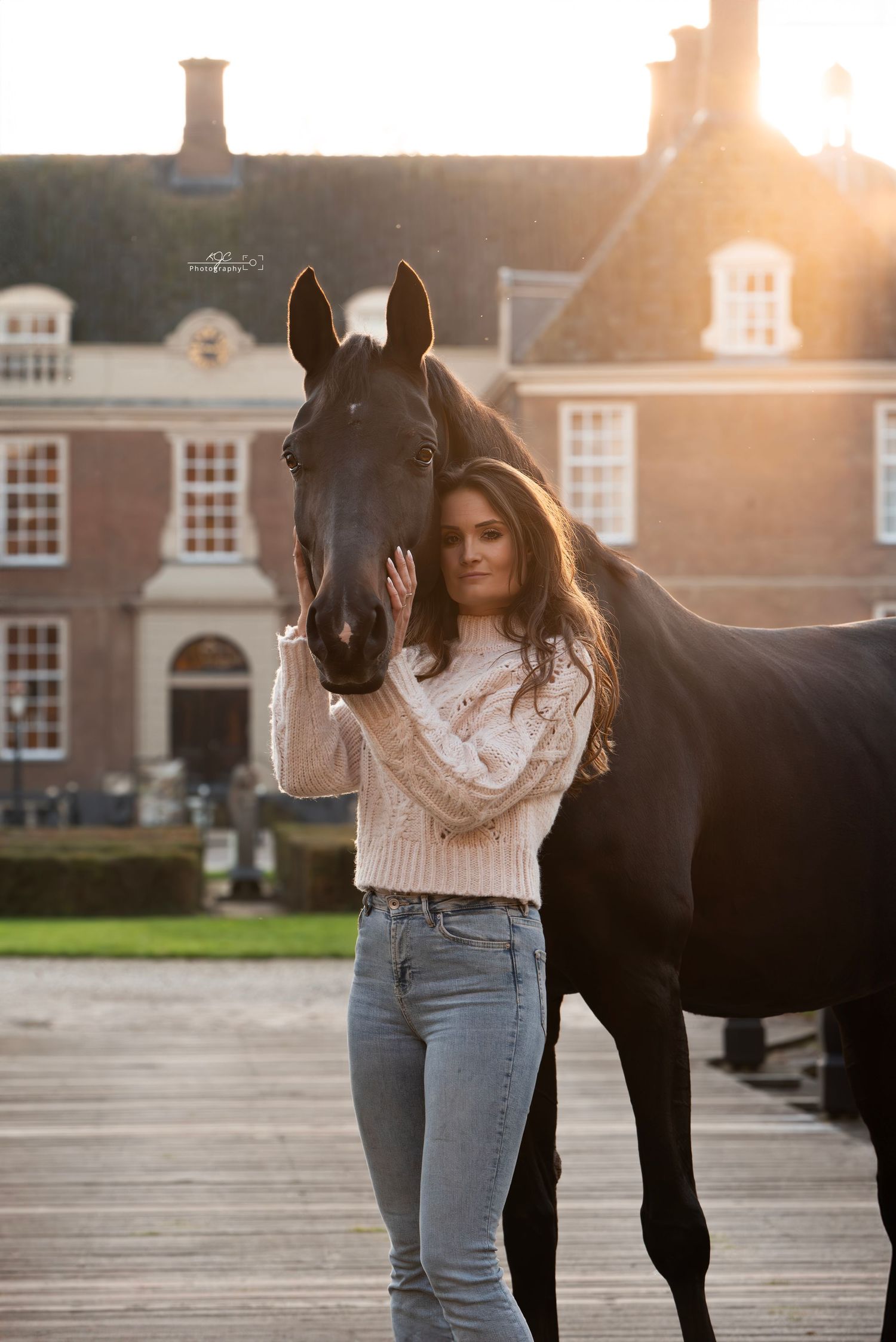Romantische paardenfotografie tijdens een fotoshoot met paard in Gelderland, Nederland. Vastleggen van de unieke band tussen mens en paard