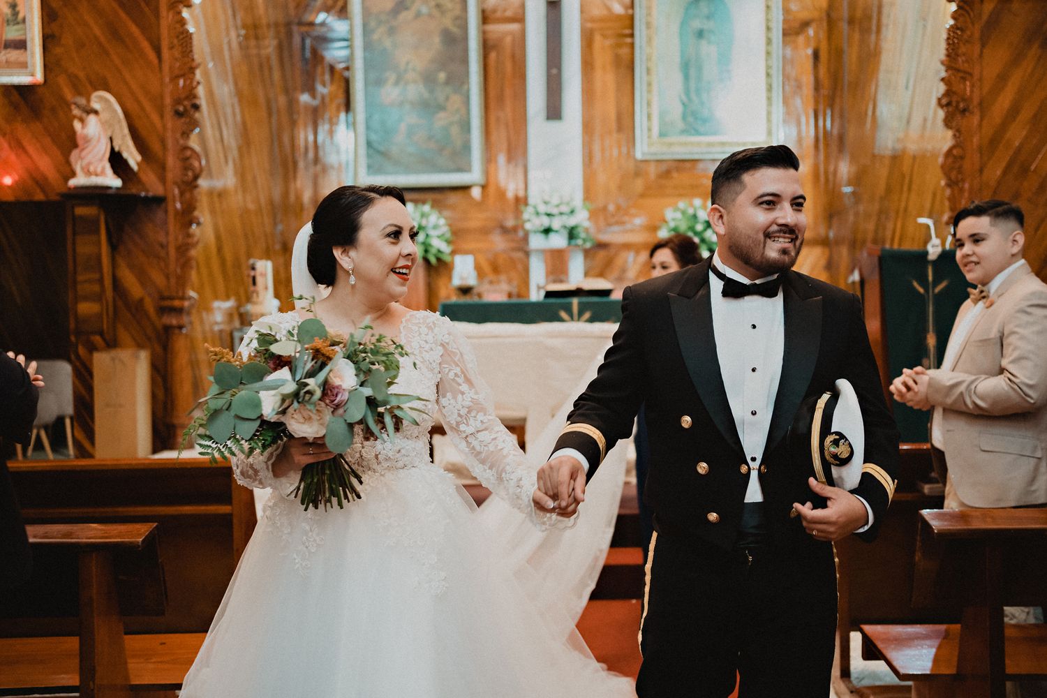 Novios saliendo de la ceremonia religiosa en Mazatlán