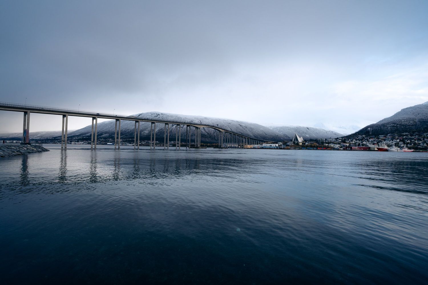 pont de tromso devant la cathédrale arctique avec montagnes et fjord