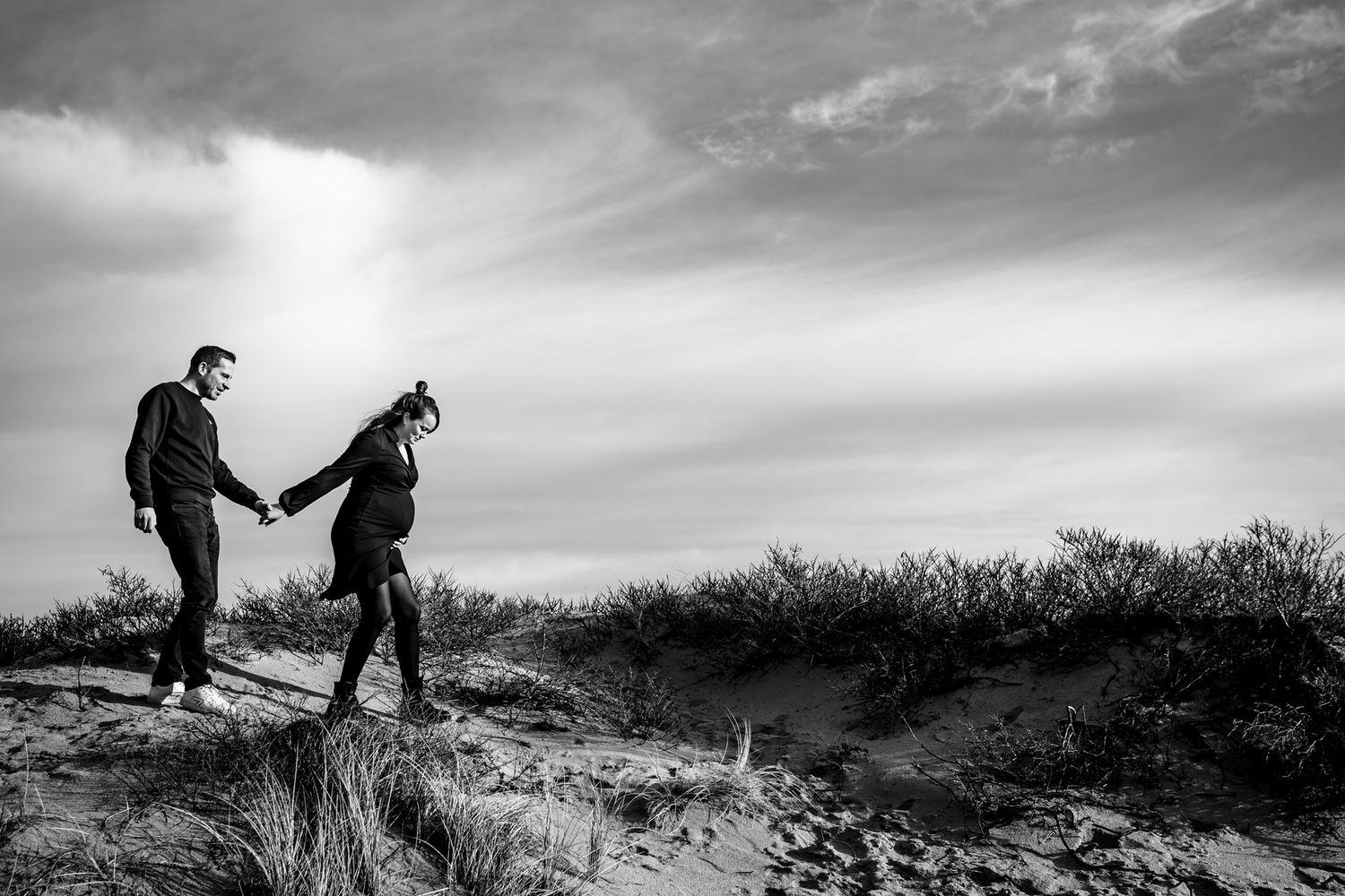 Samen lopend met zwangere buik tijdens fotoshoot in de duinen van Castricum