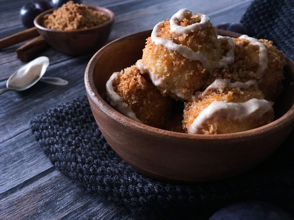 Qiz uzun dildoni ichkariga solib qoydi