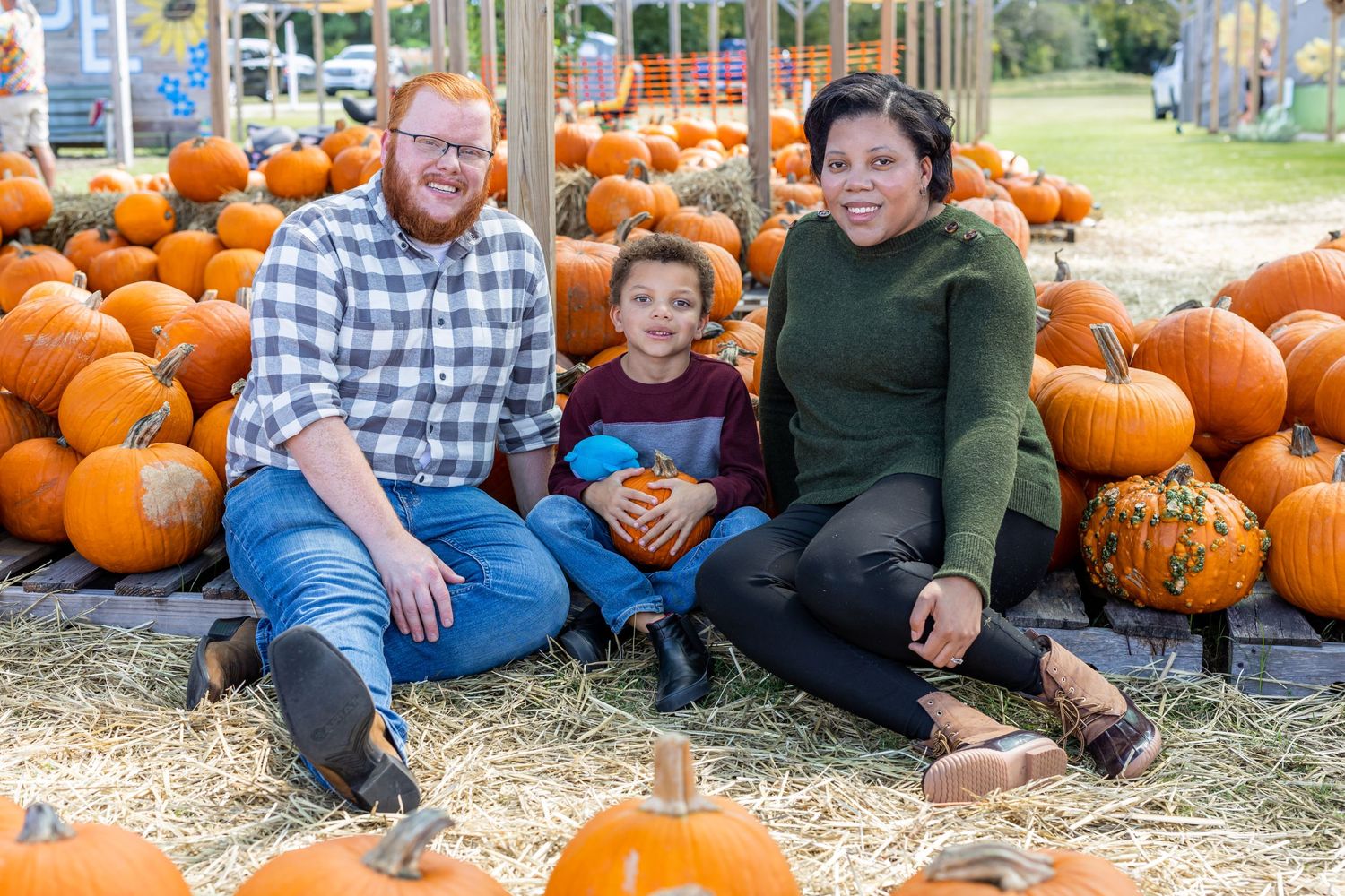 fall family photos by swansboro nc photographer Samantha Ann Photo studio newborn props autism near hubert Jacksonville