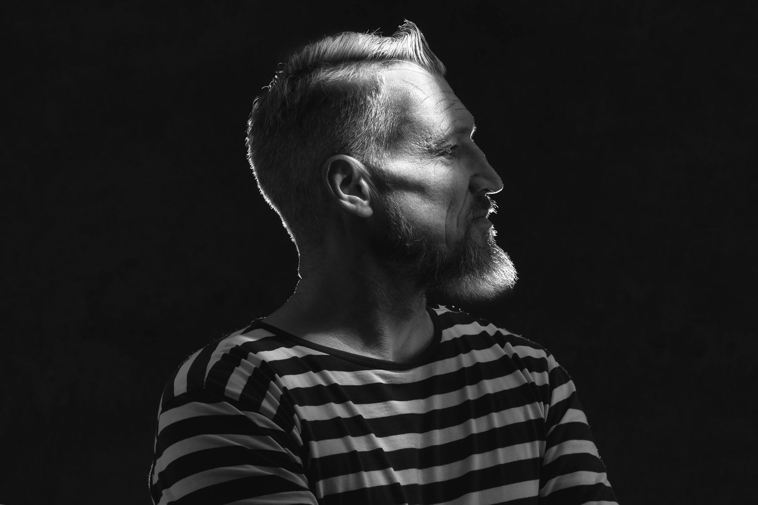 Zwart-wit zelfportret van Bart Boodts met dramatisch zijlicht, focus op karakter, rust en tijdloze portretfotografie.