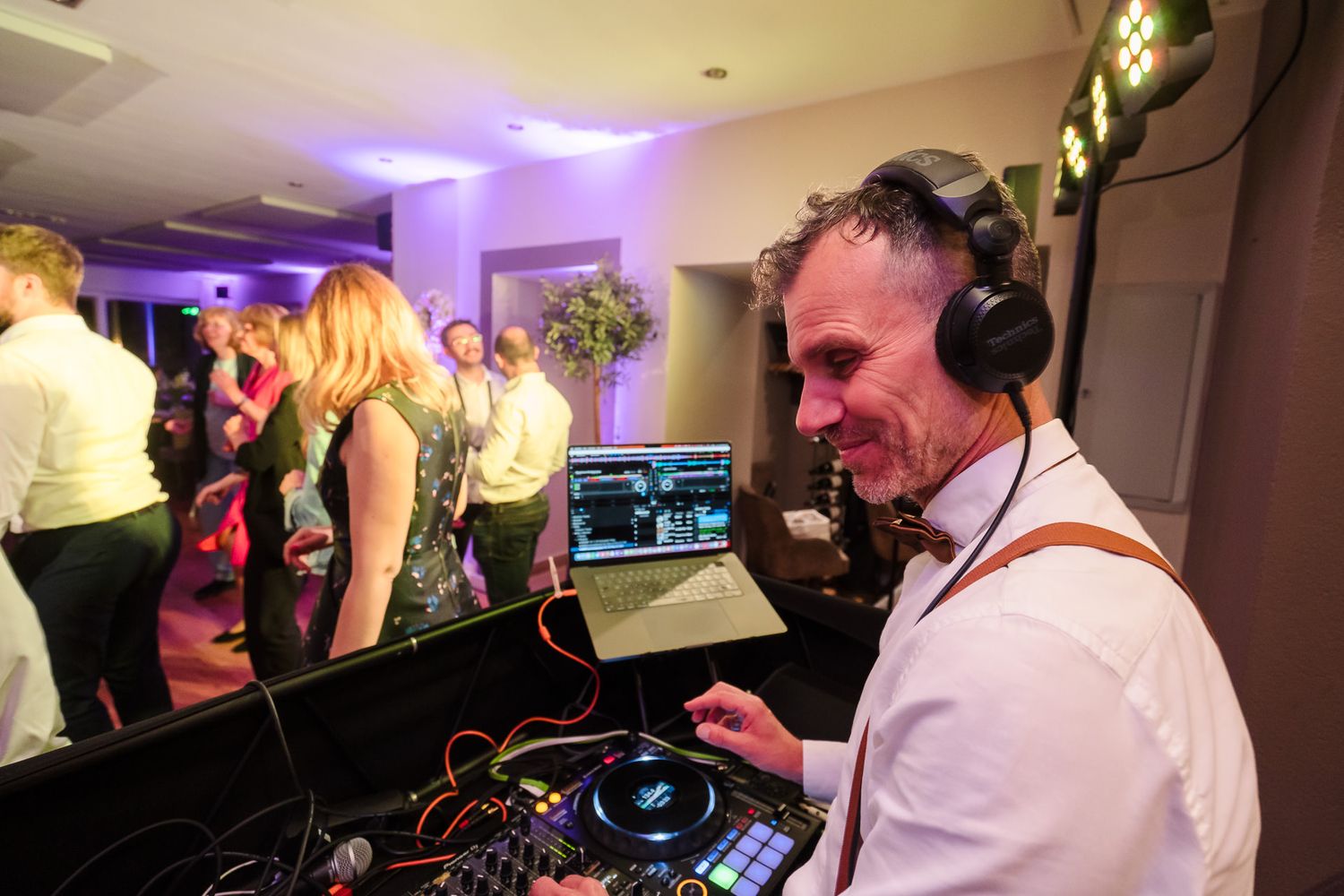 Hochzeits- und Event-DJ Ralf Esser legt auf einer Hochzeitsparty im Haus am See in Aachen auf.