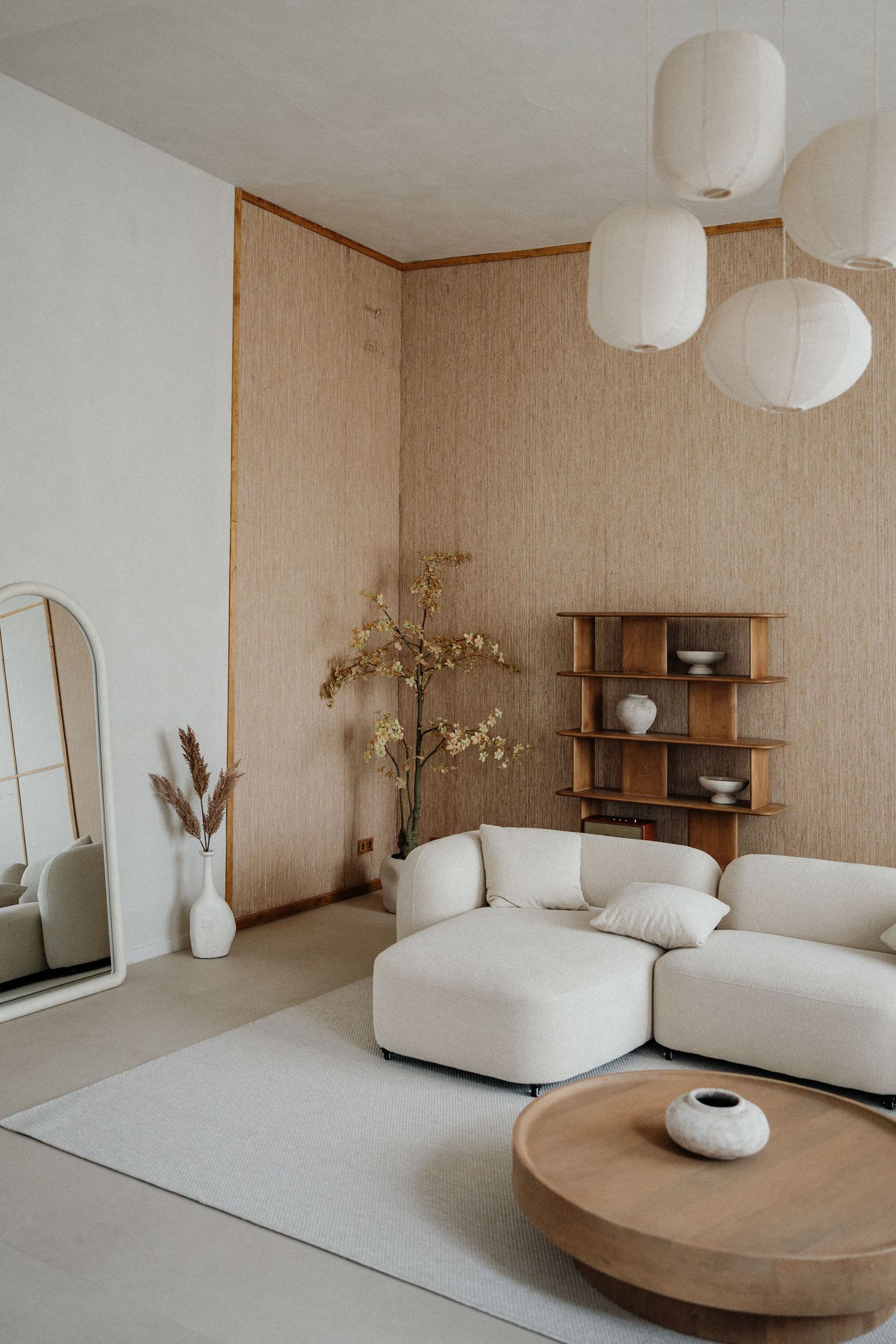 Moderne Poolvilla mit Terrakottadach, großen Fenstern und üppiger Begrünung – Business Shooting Frankfurt