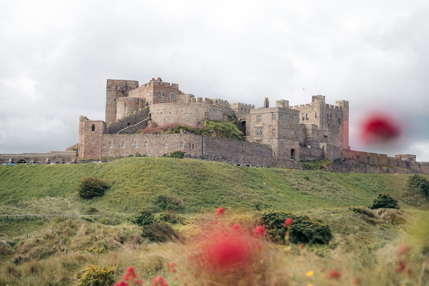 Vue du château de Bamburgh sur sa falaise