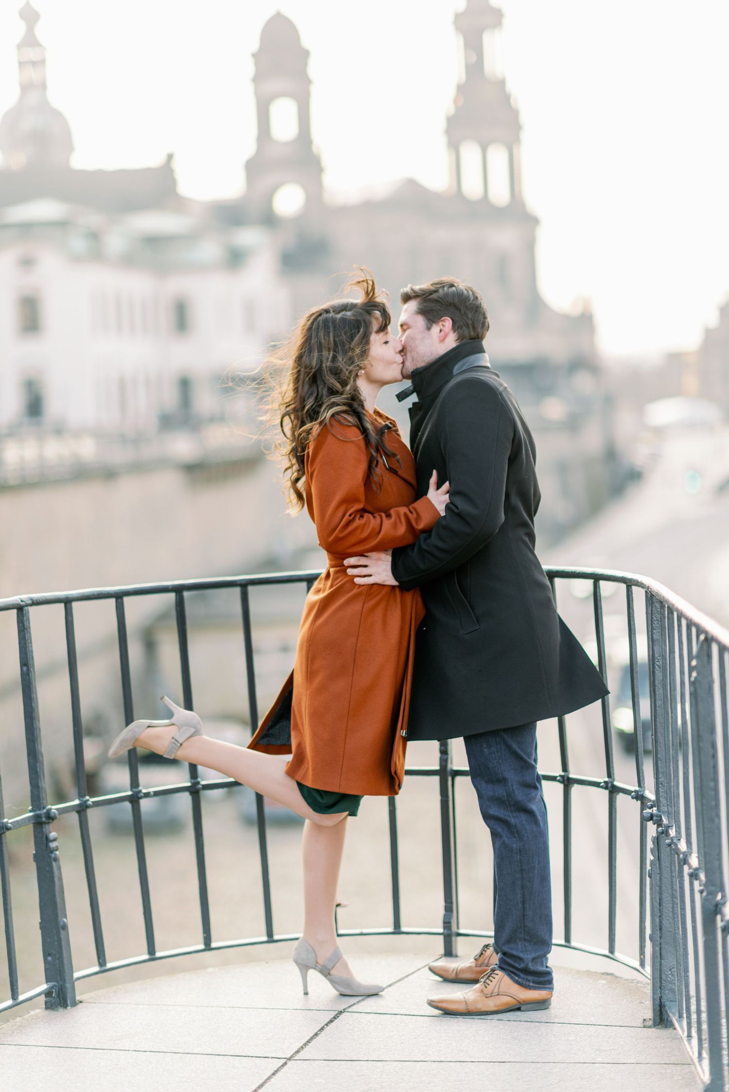 Emotionale Hochzeitsreportage einer standesamtlichen Trauung in Dresden – natürliche Hochzeitsfotografie mit echten Momenten, Engagement