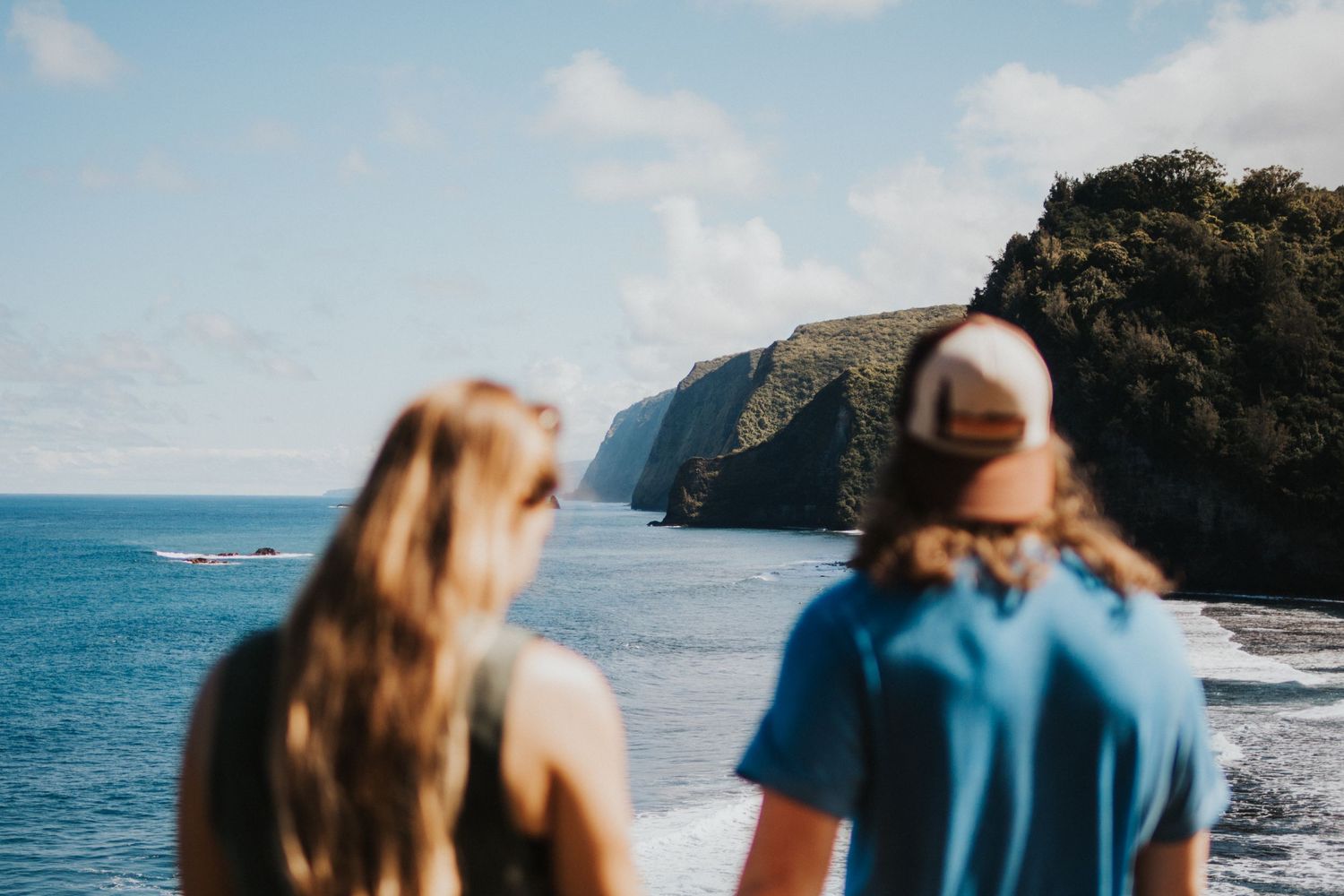 couple overlooking the ocean in Hawaii, Elopement, Couples photography