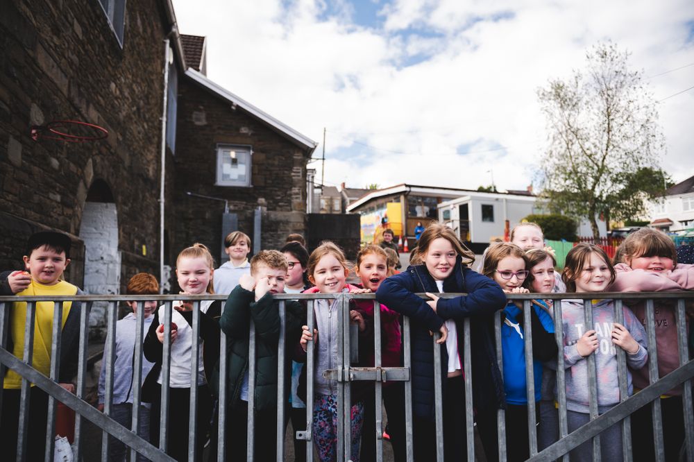 FFOTOGRAFFIAETH YSGOL ABERTAWE SAETHU LLUNIAU DOGFEN I YSGOL TANYLAN