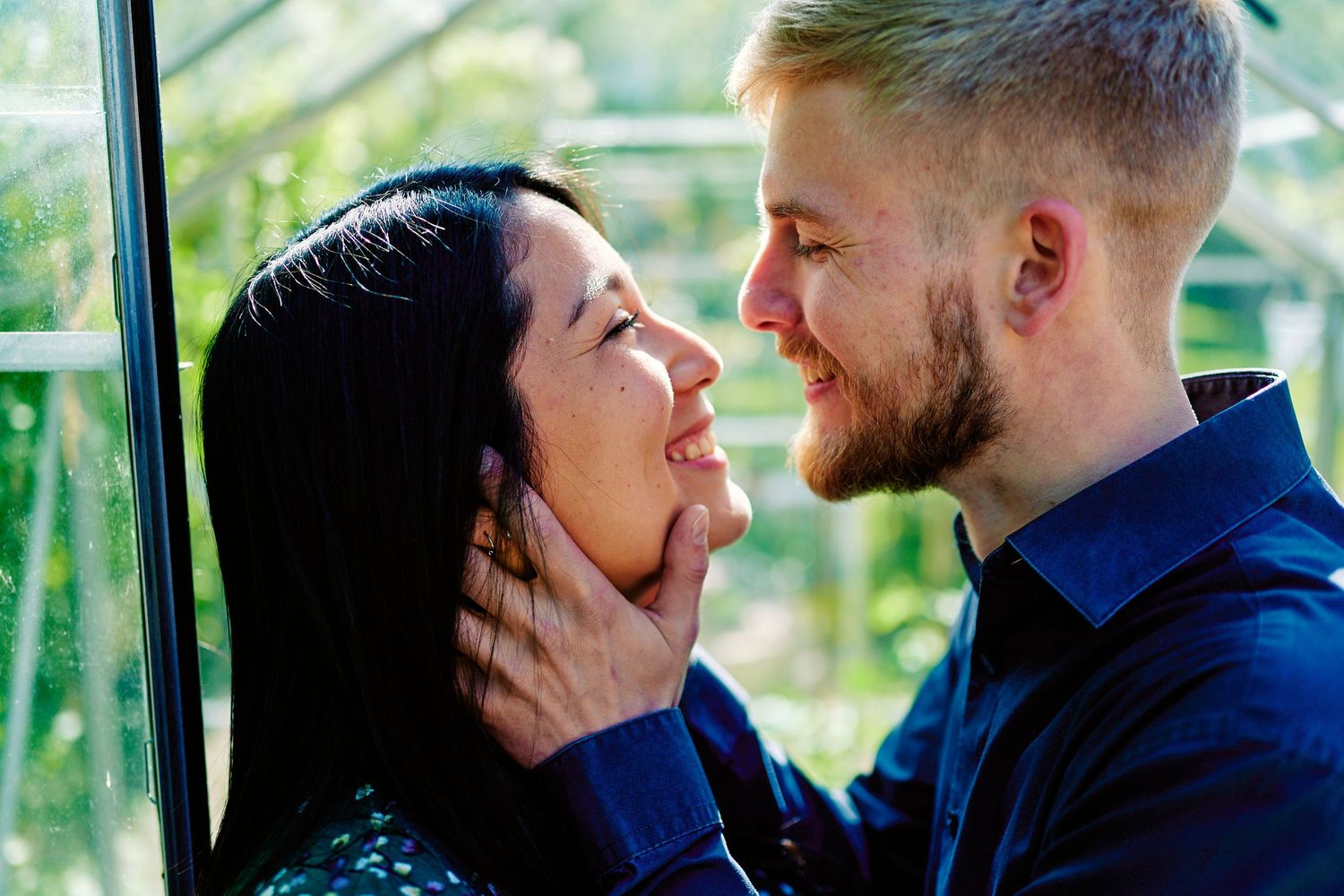 Kuno holder sine hænder om Andreas kinder mens de smiler og kigger hinanden i øjnene