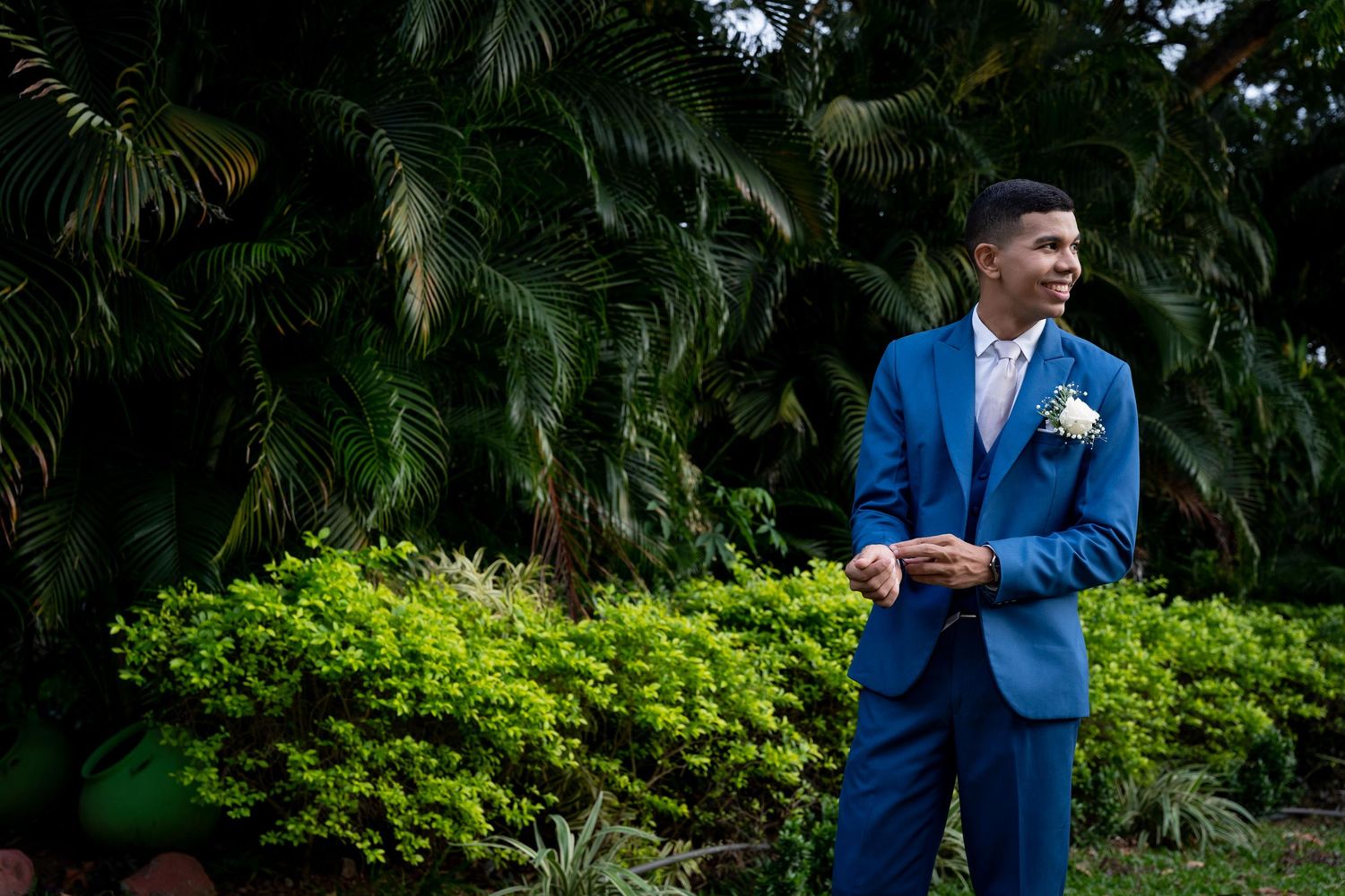 Imagen de un elegante traje de novio slim fit en tono neutro, reflejando la sofisticación de las tendencias del 2024.